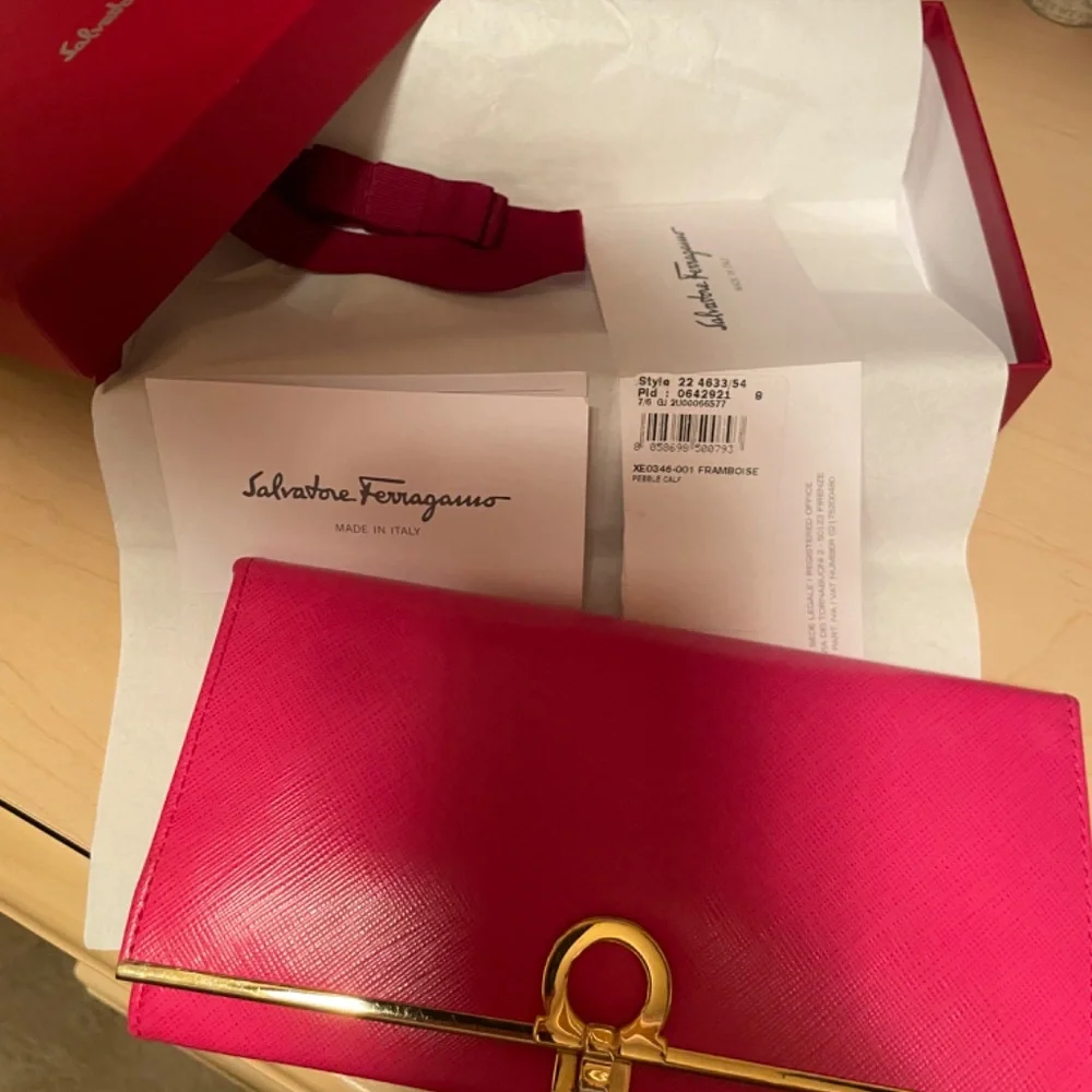 Salvatore Ferragamo Wallet - Picture 5 of 8